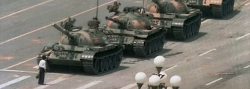 "Самотній бунтар", який стримує просування колони танків під час протестів на площі Тяньаньмень у Пекіні, червень 1989 року