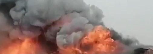 Пожар видно почти со всех концов Питера: в РФ зрелищно горит фабрика, есть жертвы (видео)