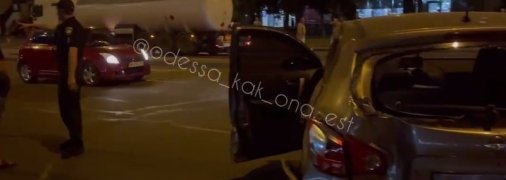 Лихач на BMW чуть не влетел в бензовоз и устроил лобовое столкновение на встречке в Одессе (видео)