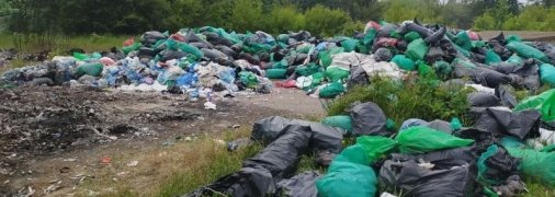 В Сумах под открытым небом обнаружили свалку особо опасных медицинских отходов (фото и видео)