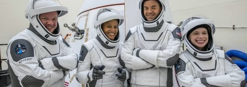 В состав экипажа входят только гражданские