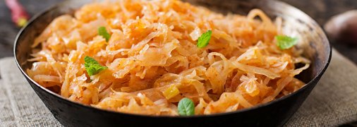 Тушкована капуста з яблуками