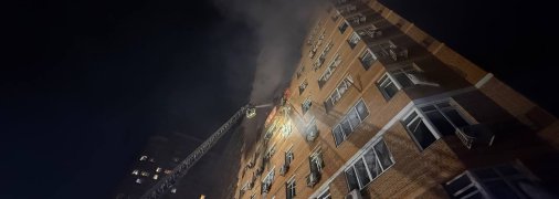 Дрон вдарив у багатоповерховий будинок