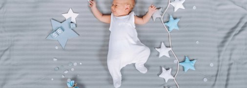 Чому дитина не "спить, як немовля"? Про очікування батьків та реальність