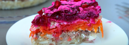 Сытный, вкусный салат с интересной кислинкой