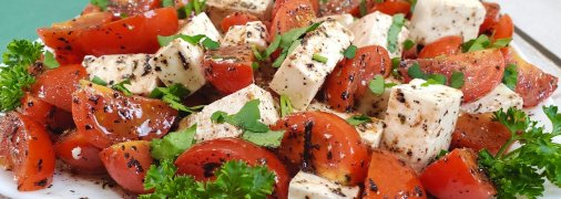 Салат с помидорами и сыром