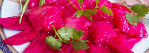 Соковита маринована капуста та буряк разом зі спеціями смакують ідеально