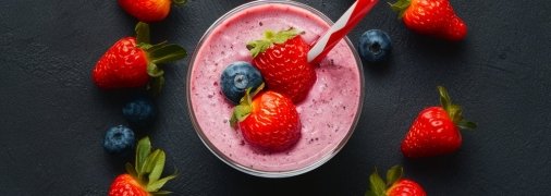 Такой смузи станет отличным вариантом завтрака (изображение создано с помощью ИИ)