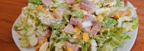Салат з пекінською капустою та ковбасою