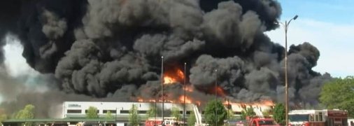 Пожар уничтожает химический завод в США: есть угроза экологической катастрофы (фото, видео)