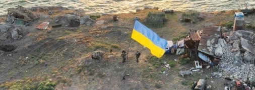 Поднятие украинского флага над островом Змеиный