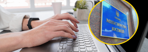 Руки на клавиатуре ноутбука