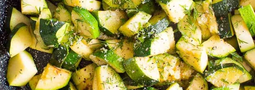 Оригинальный салат с жареными кабачками и орехами