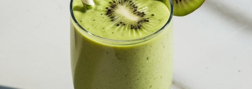 Смузи станет отличным вариантом завтрака или перекуса (изображение создано с помощью ИИ)