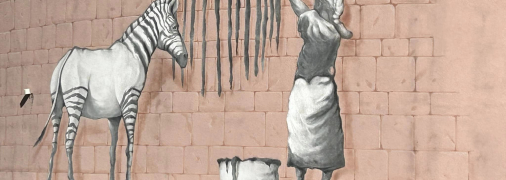 Один из муралов с изображением зебры и женщины