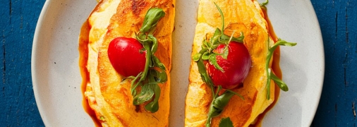 Такой омлет особенно подходит с овощами (изображение создано с помощью ИИ)