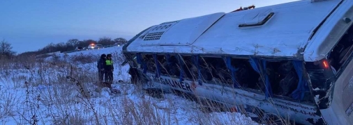 Водитель автобуса не справился с управлением, из-за чего транспорт выбросило с трассы