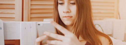 Дівчина з телефоном