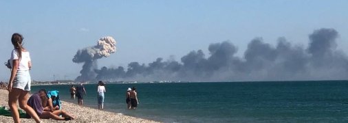 Дим від вибуху над пляжем у Новофедорівці