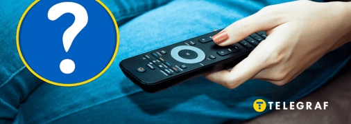 Дівчина тримає в руці пульт