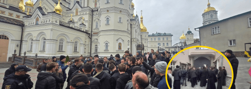 Толпы у Почаевской Лавры