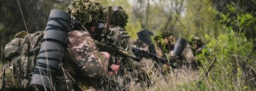 Природа снова помогает украинским военным лучше маскироваться во время отслеживания врага