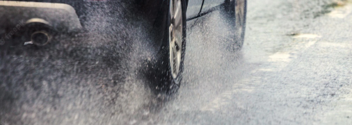 Безпека за кермом: як поводитись на мокрій дорозі під час осінніх дощів