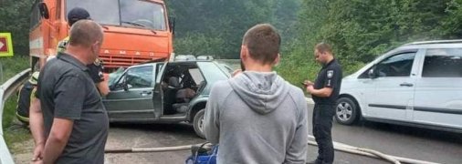 Люди погибли на месте: на Львовщине старенькая легковушка влетела под КамАЗ (фото)