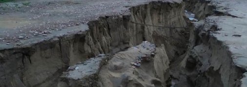 Это не землетрясение: в российском городе разверзлись гигантские трещины и всплывают трупы (фото, видео)