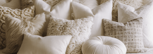 Не обязательно обращаться к химчистке, чтобы очистить подушки (изображение создано с помощью ИИ)