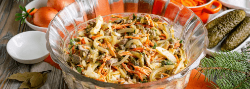 Салат с печенью, морковью и огурцами