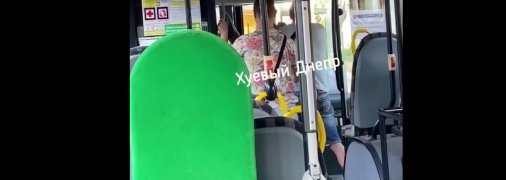 "Сервис за 10 грн": в Днепре пассажир подрался с невежливым водителем прямо в маршрутке (видео)