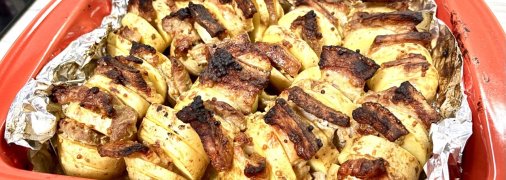 Картопля у вершках з беконом