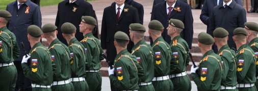 Владимир Путин (в центре), Садыр Джапаров (слева), Си Цзиньпин (2-й слева), Эмомали Рахмон (2-й справа), Сердар Бердымухамедов (2-й справа). Во втором ряду — Теодоро Обианг Нгема Мбасого (2-й справа) и Александар Вучич (справа).