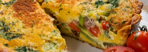 Фритата может стать сытным перекусом или полноценным блюдом (изображение создано с помощью ИИ)