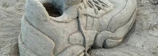 "Талантище!" Одесситка создала впечатляющую песочную скульптуру прямо на берегу моря (фото)