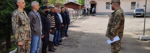 Військовообязанним продовжують вручати повістки