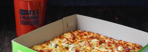 Пицца из буфета и томатный сок