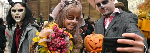 На Хелловін люди вбираються у незвичайні костюми і роблять страшний грим