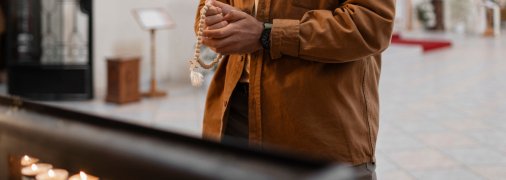 Верующий молится в храме