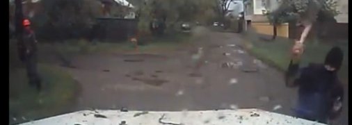 В Харькове мужчина в маске и с битой в руках феерично "отомстил" работникам облэнерго (видео)