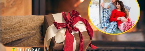 Пара дивиться на сніг за вікном