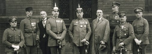 Арестованные путчисты перед зданием суда. Слева от Гитлера Эрих фон Людендорф. Конец ноября 1923 года