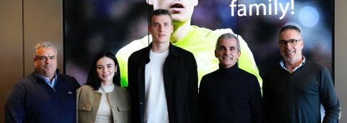 Андрей Лунин (в центре) на подписании контракта