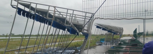 Трибуна рухнула из-за сильного ветра
