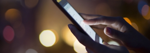 Телефон дозволяє залишитись на зв'язку чи може бути просто ліхтарем