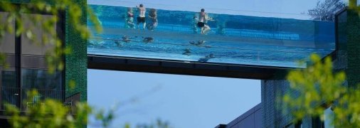 Плавають в "небесах" за $1,5 млрд: у Лондоні відкрили перший у світі скай-пул (фото)