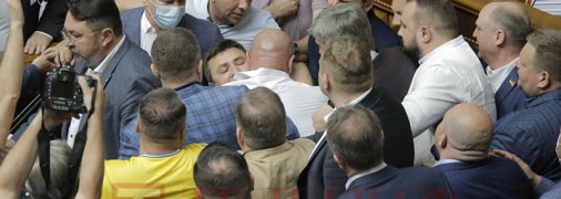 Нардепы не угомонились после драки в Раде: в скандале всплыл и Янукович (видео)