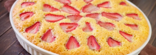 Пышный клубничный пирог на кефире