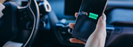 Заряджання телефону в автомобілі загрожує рядом проблем